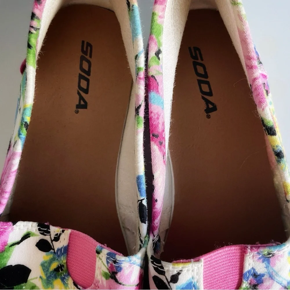 Girl’s size 4 floral dress slippers